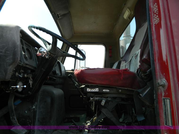 image for item G7934 1988 International S2500 semi truck