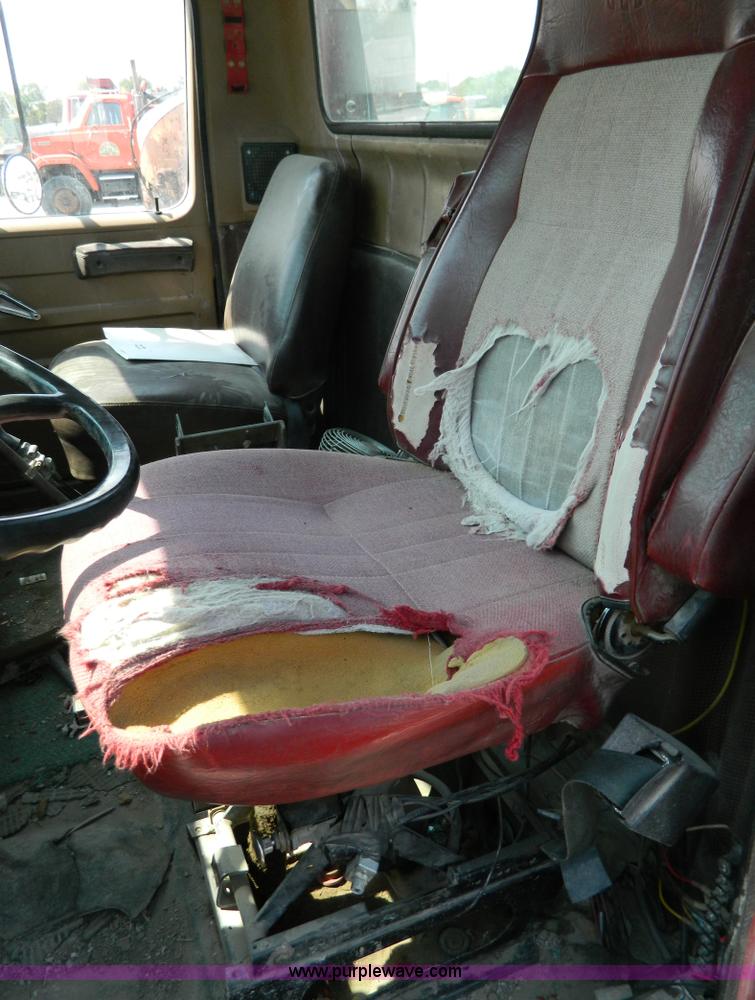 image for item G7934 1988 International S2500 semi truck