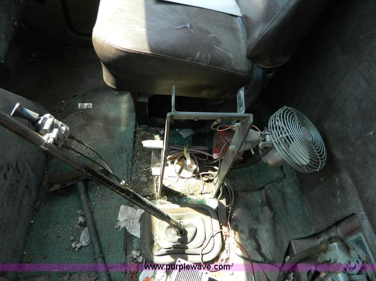 image for item G7934 1988 International S2500 semi truck