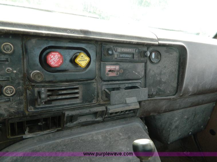 image for item G7934 1988 International S2500 semi truck