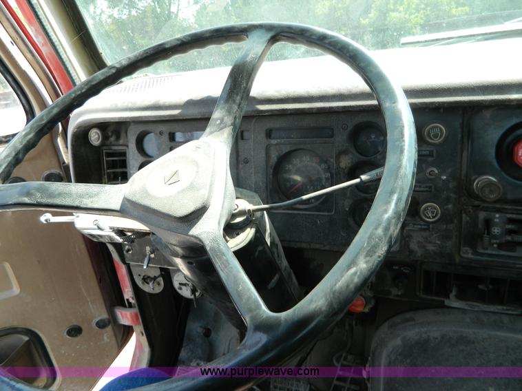 image for item G7934 1988 International S2500 semi truck