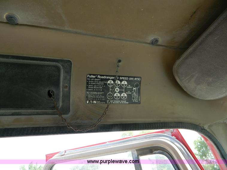 image for item G7934 1988 International S2500 semi truck