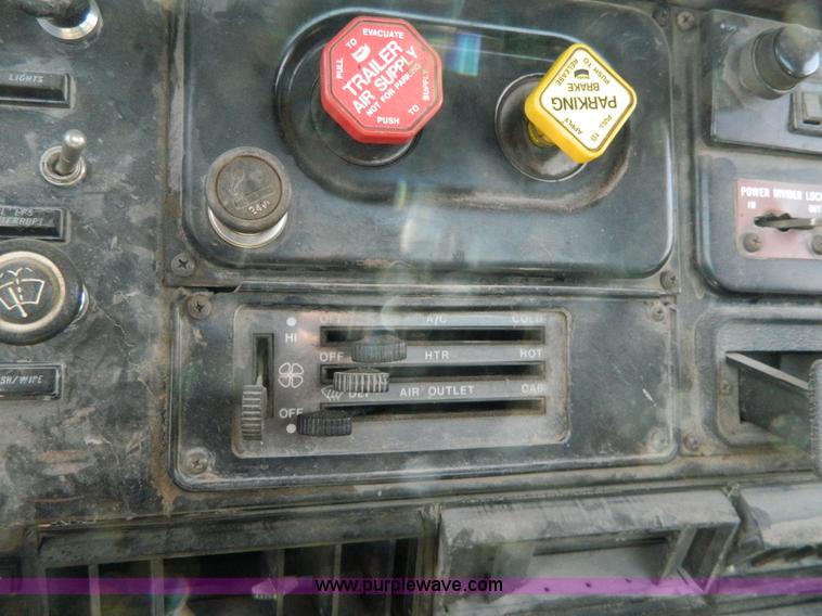 image for item G7934 1988 International S2500 semi truck