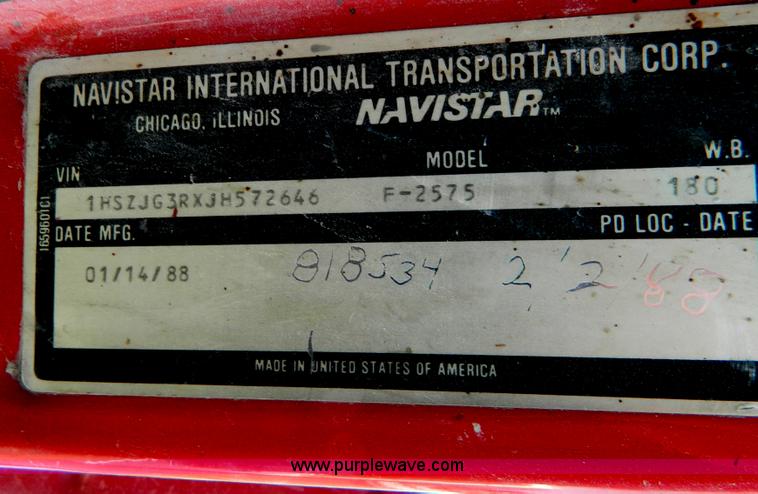 image for item G7934 1988 International S2500 semi truck