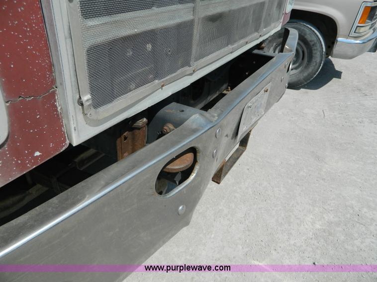 image for item G7934 1988 International S2500 semi truck