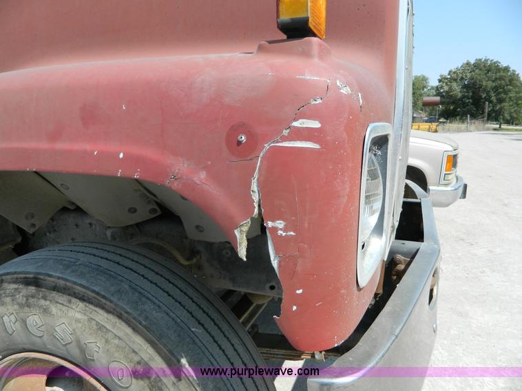 image for item G7934 1988 International S2500 semi truck