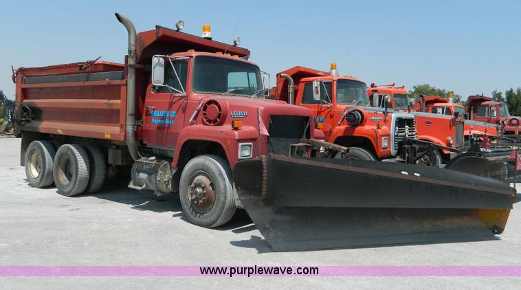 image for item G7936 1989 Ford LNT8000 dump truck