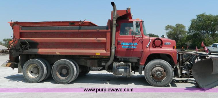 image for item G7936 1989 Ford LNT8000 dump truck