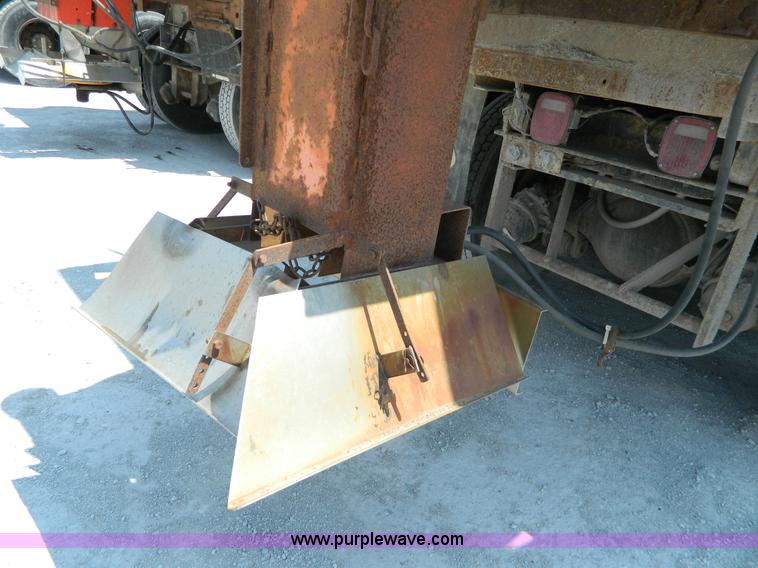 image for item G7936 1989 Ford LNT8000 dump truck