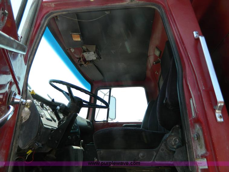 image for item G7936 1989 Ford LNT8000 dump truck