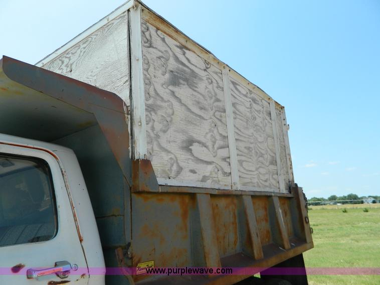 image for item G7948 1978 Ford F600 dump truck