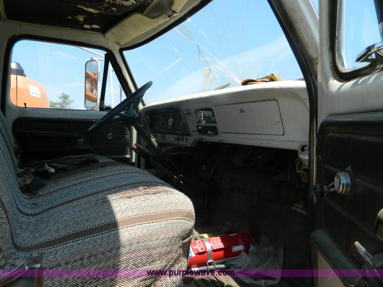 image for item G7948 1978 Ford F600 dump truck