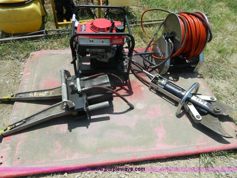 image for item G7952 Hurst extrication tools