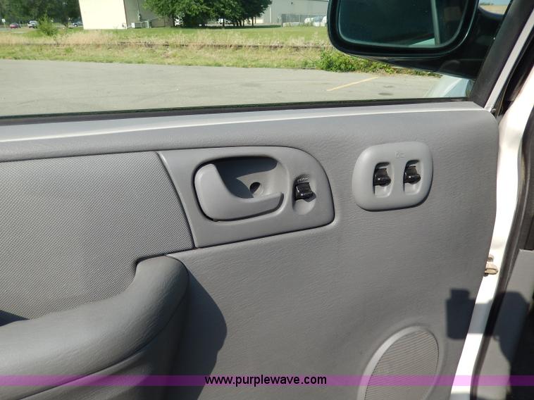 image for item H3022 2006 Dodge Caravan SE van