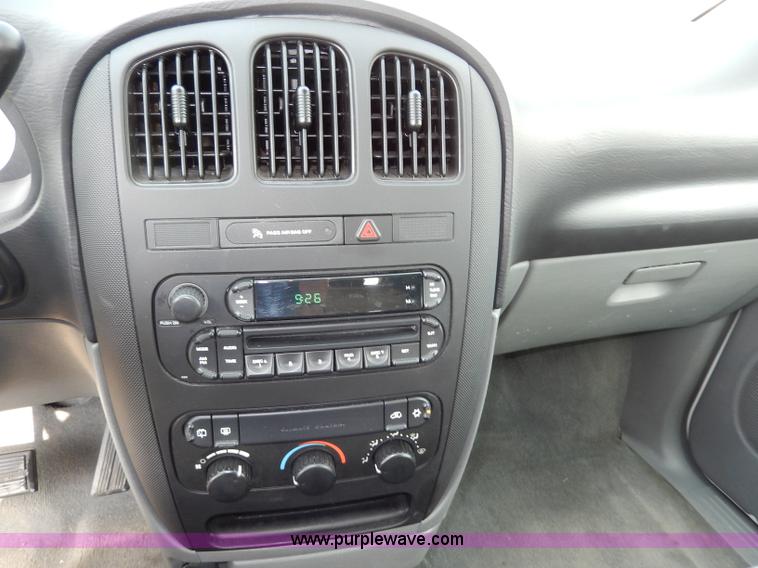 image for item H3022 2006 Dodge Caravan SE van