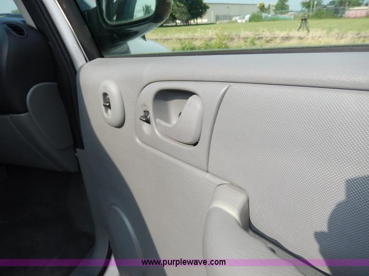 image for item H3022 2006 Dodge Caravan SE van