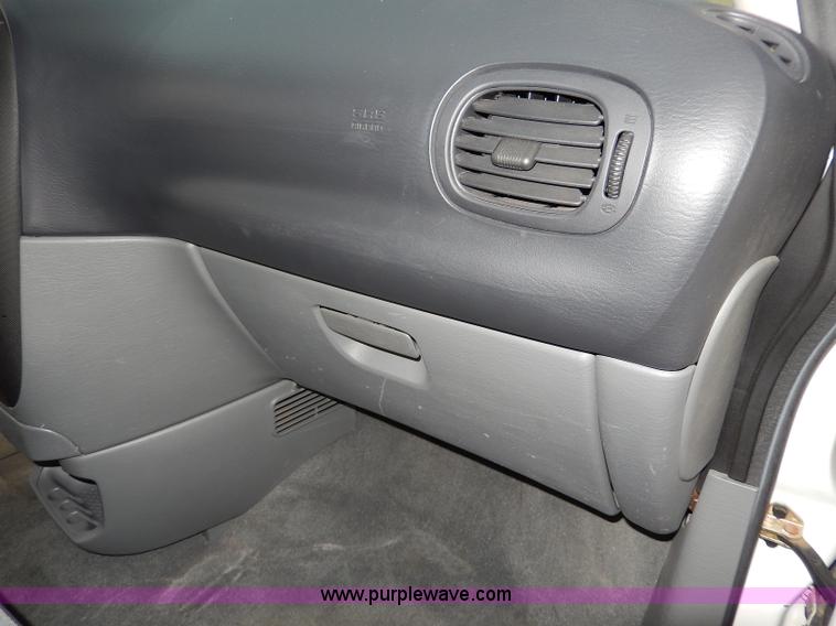 image for item H3022 2006 Dodge Caravan SE van