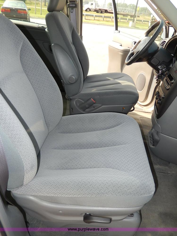 image for item H3022 2006 Dodge Caravan SE van