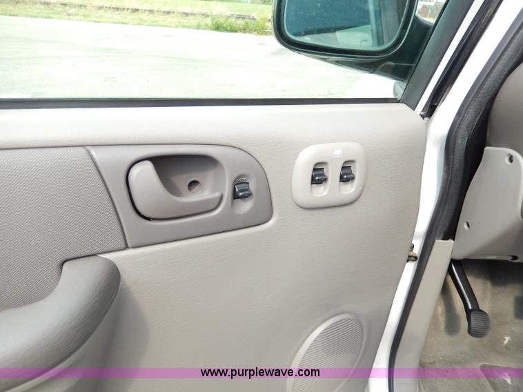 image for item H3024 2002 Dodge Caravan SE van