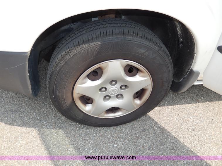 image for item H3024 2002 Dodge Caravan SE van