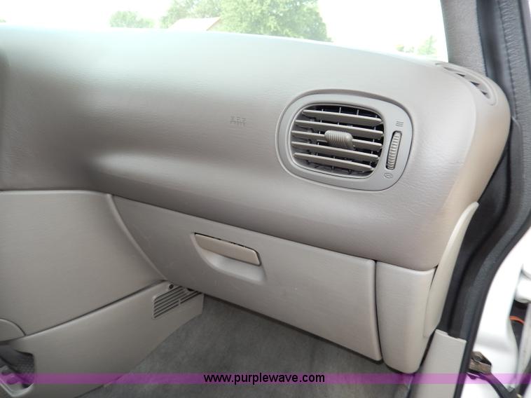 image for item H3024 2002 Dodge Caravan SE van