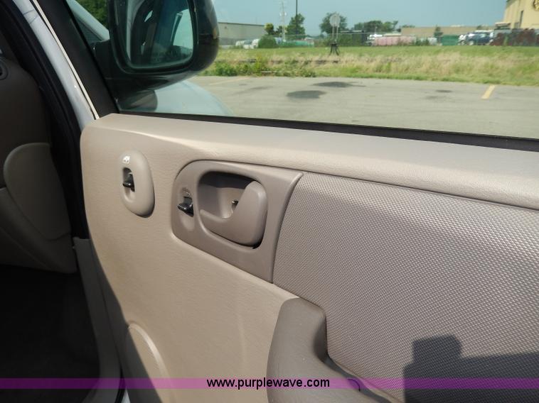 image for item H3024 2002 Dodge Caravan SE van