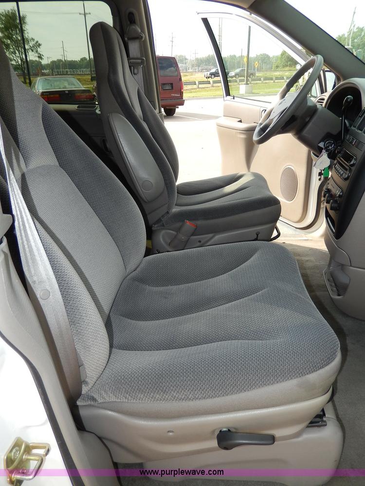 image for item H3024 2002 Dodge Caravan SE van