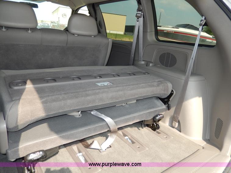 image for item H3024 2002 Dodge Caravan SE van