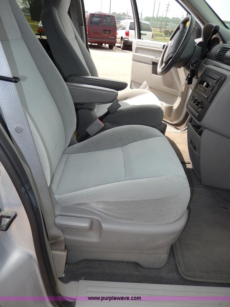 image for item H3025 2007 Ford Freestar SE van