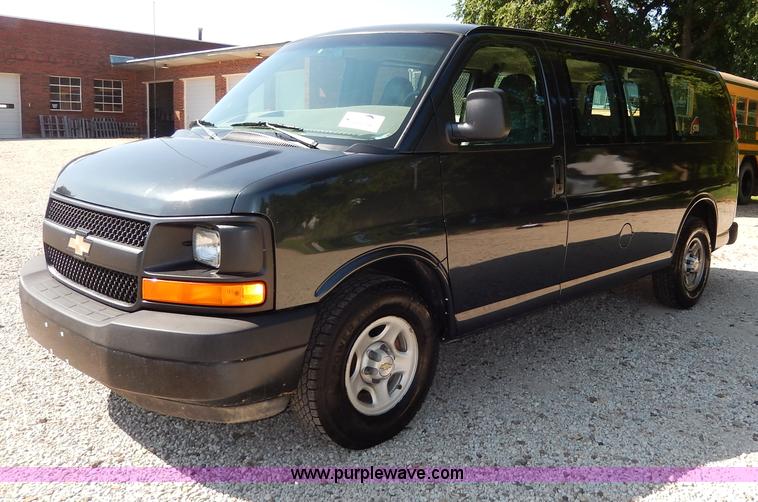 image for item H3035 2003 Chevrolet Express 1500 van