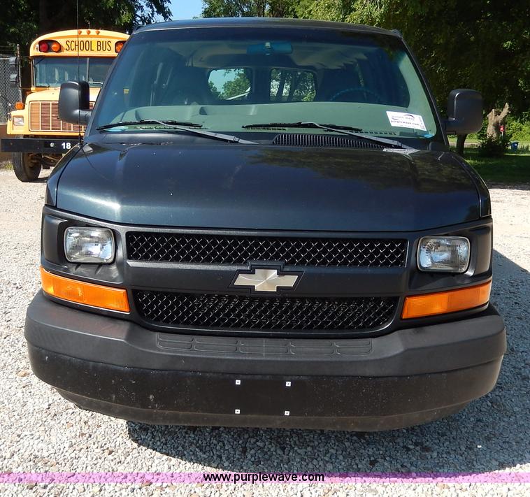 image for item H3035 2003 Chevrolet Express 1500 van