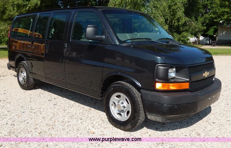 image for item H3035 2003 Chevrolet Express 1500 van
