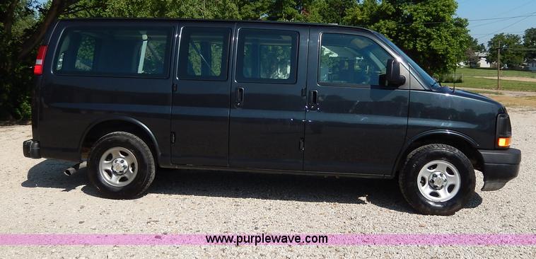 image for item H3035 2003 Chevrolet Express 1500 van