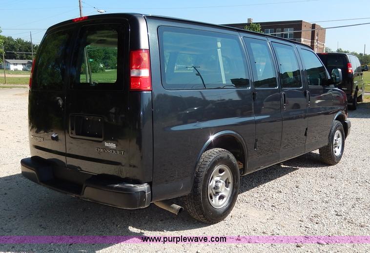 image for item H3035 2003 Chevrolet Express 1500 van