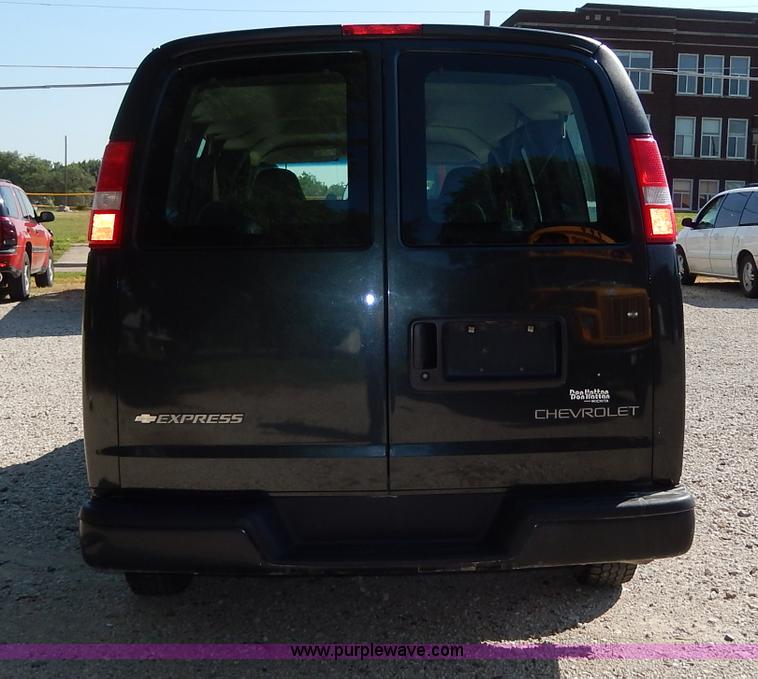 image for item H3035 2003 Chevrolet Express 1500 van