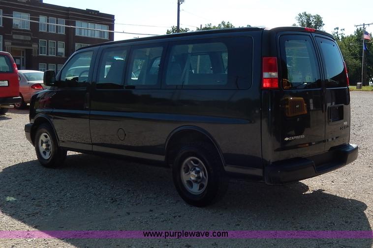 image for item H3035 2003 Chevrolet Express 1500 van