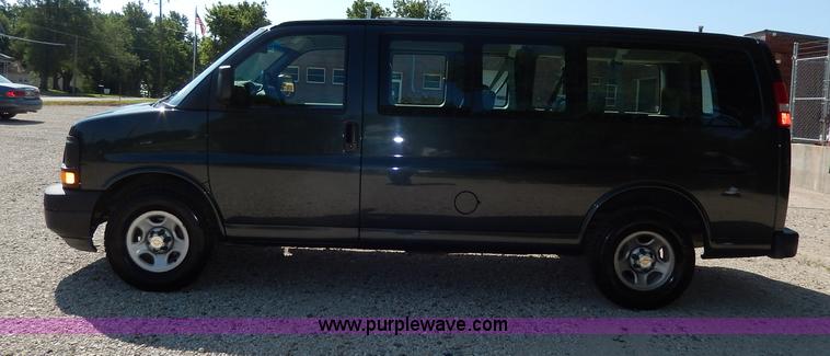 image for item H3035 2003 Chevrolet Express 1500 van