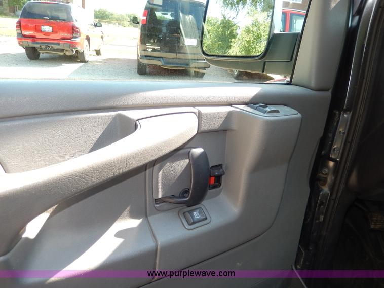 image for item H3035 2003 Chevrolet Express 1500 van