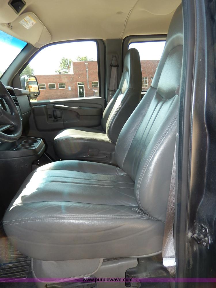 image for item H3035 2003 Chevrolet Express 1500 van