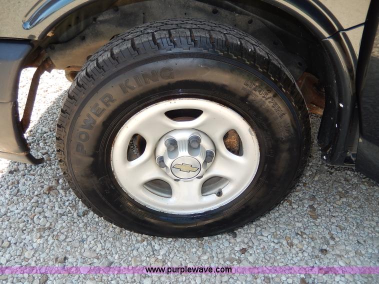 image for item H3035 2003 Chevrolet Express 1500 van