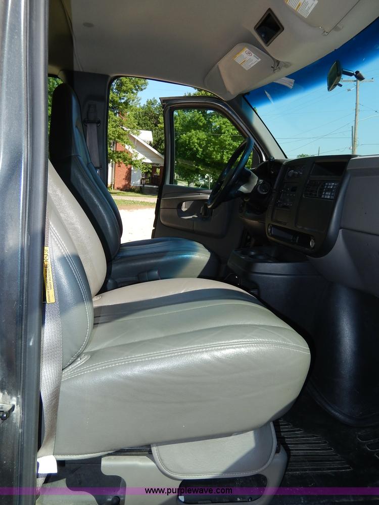 image for item H3035 2003 Chevrolet Express 1500 van