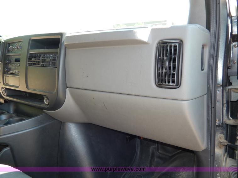 image for item H3035 2003 Chevrolet Express 1500 van