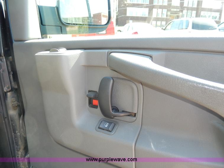 image for item H3035 2003 Chevrolet Express 1500 van
