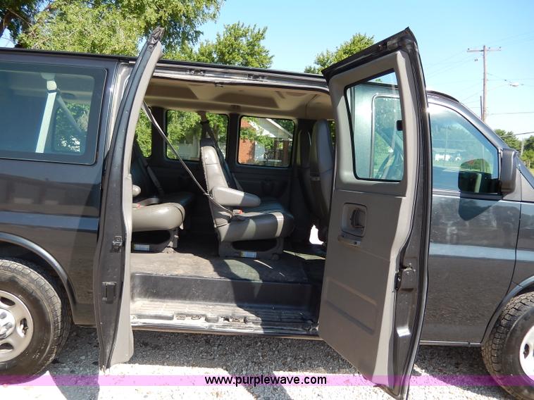 image for item H3035 2003 Chevrolet Express 1500 van