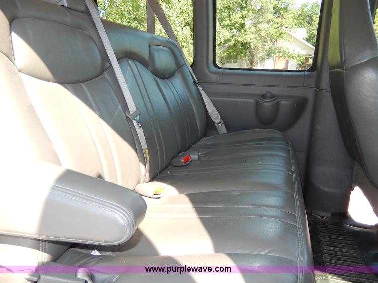 image for item H3035 2003 Chevrolet Express 1500 van