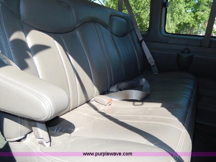 image for item H3035 2003 Chevrolet Express 1500 van