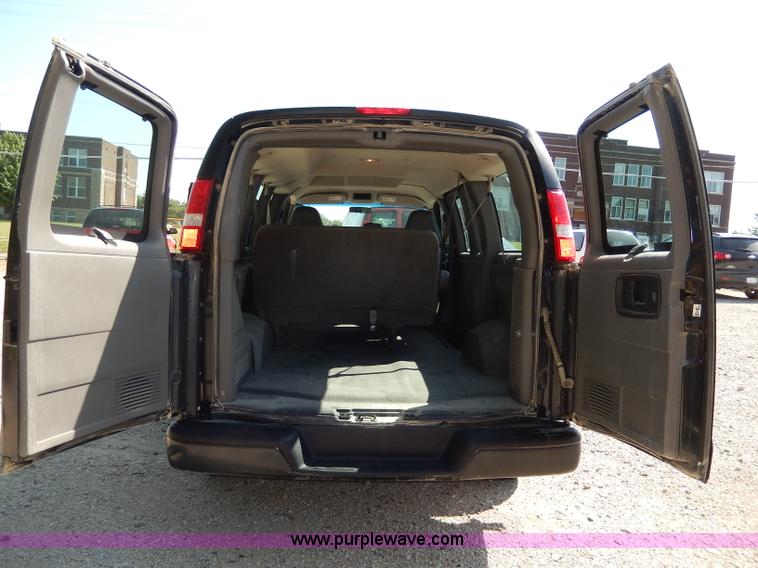 image for item H3035 2003 Chevrolet Express 1500 van