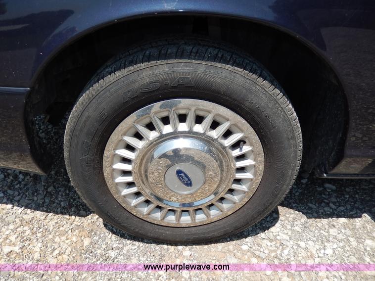 image for item H3042 2002 Ford Crown Victoria Police Interceptor