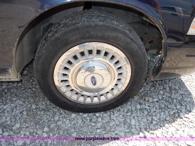 image for item H3042 2002 Ford Crown Victoria Police Interceptor