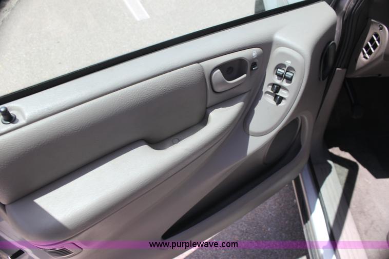 image for item H7380 2001 Dodge Caravan SE minivan